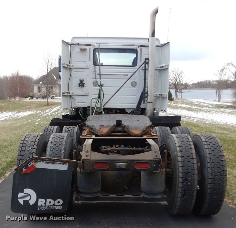 image for item FX9082 2009 Volvo VN  semi truck