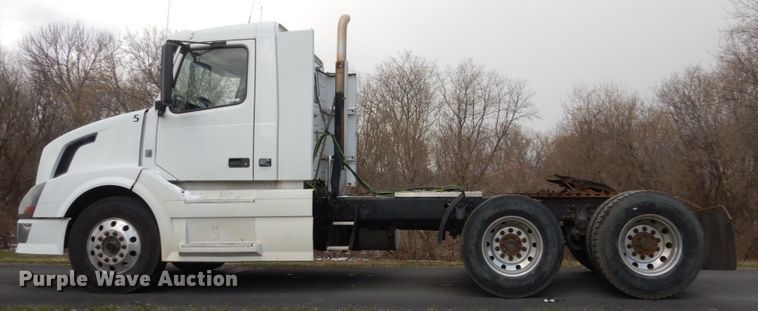 image for item FX9082 2009 Volvo VN  semi truck