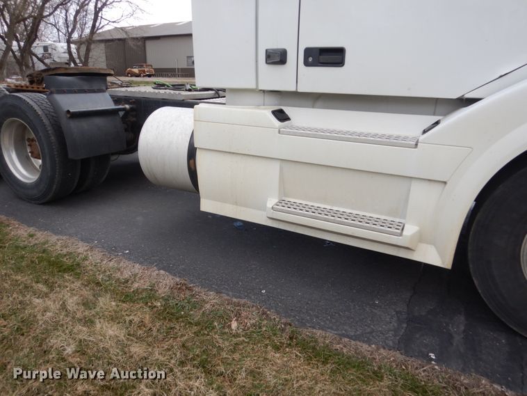 image for item FX9082 2009 Volvo VN  semi truck