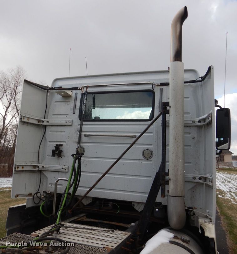 image for item FX9082 2009 Volvo VN  semi truck