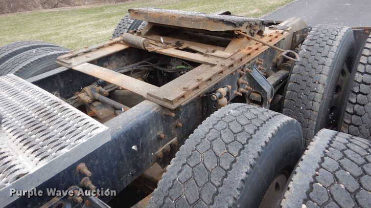 image for item FX9082 2009 Volvo VN  semi truck