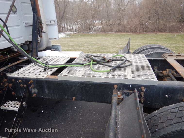 image for item FX9082 2009 Volvo VN  semi truck