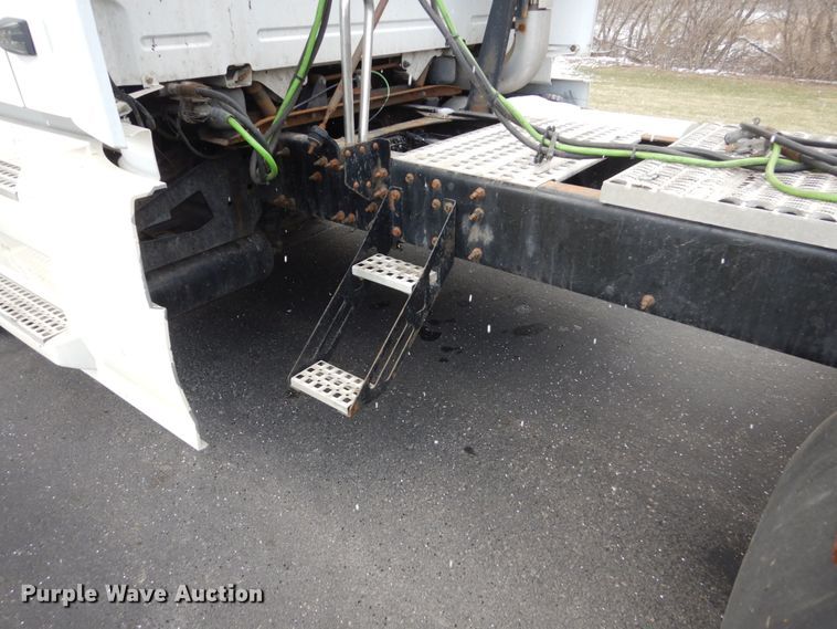 image for item FX9082 2009 Volvo VN  semi truck