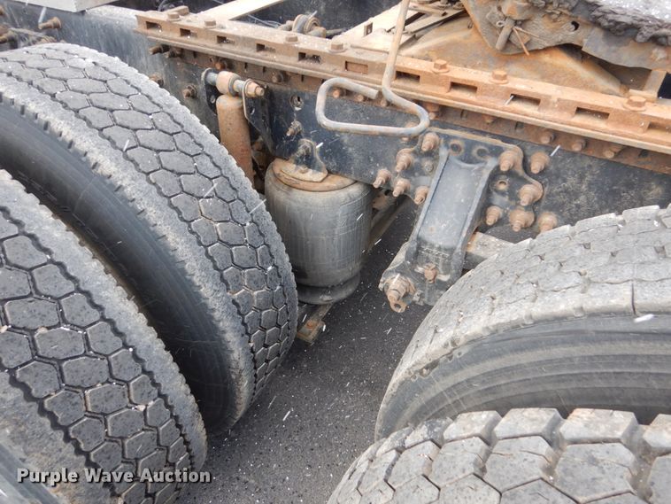 image for item FX9082 2009 Volvo VN  semi truck