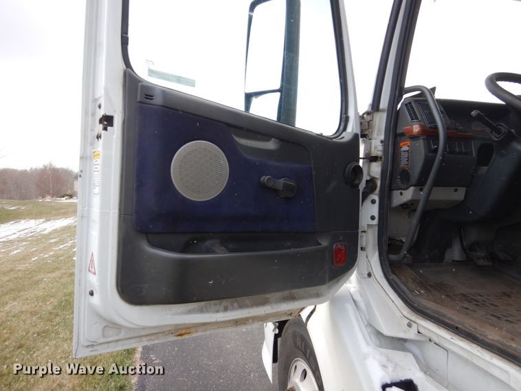 image for item FX9082 2009 Volvo VN  semi truck