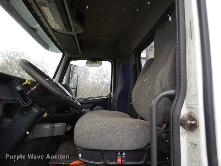 image for item FX9082 2009 Volvo VN  semi truck