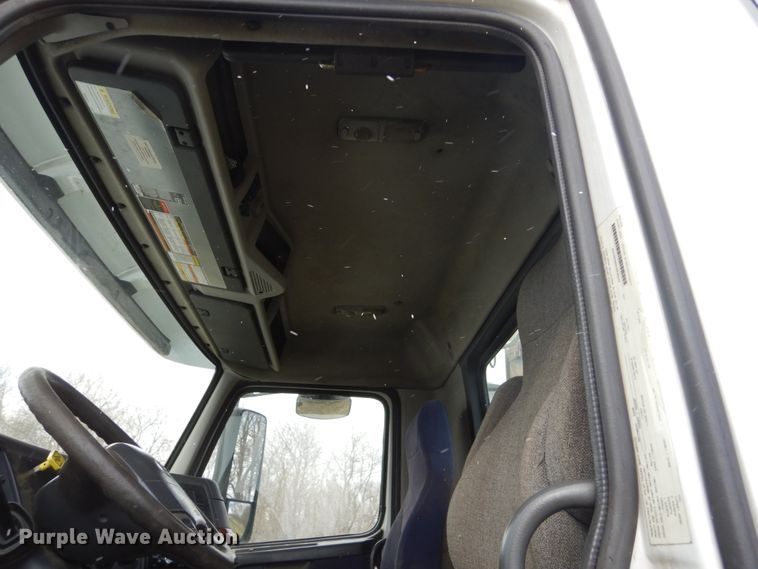 image for item FX9082 2009 Volvo VN  semi truck