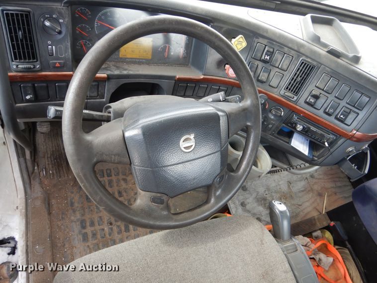 image for item FX9082 2009 Volvo VN  semi truck