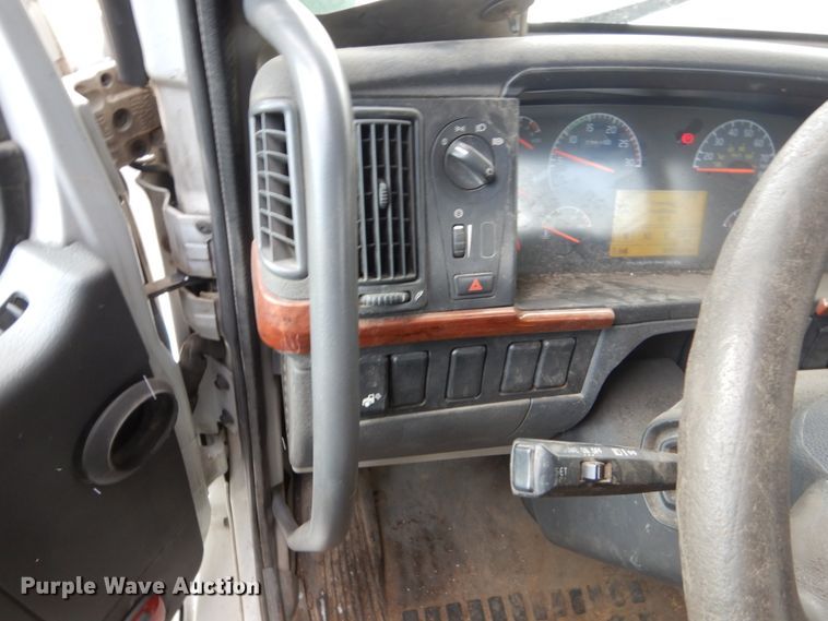 image for item FX9082 2009 Volvo VN  semi truck