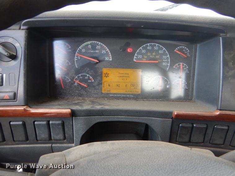 image for item FX9082 2009 Volvo VN  semi truck