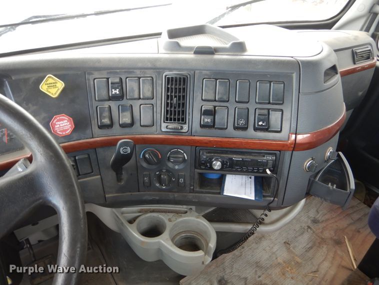 image for item FX9082 2009 Volvo VN  semi truck