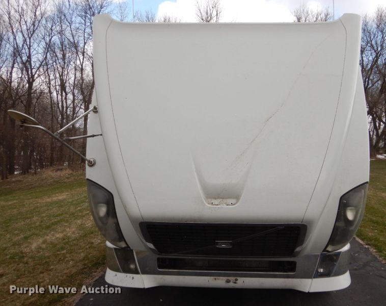 image for item FX9082 2009 Volvo VN  semi truck