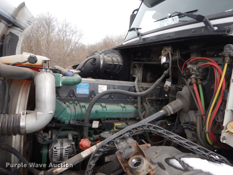 image for item FX9082 2009 Volvo VN  semi truck