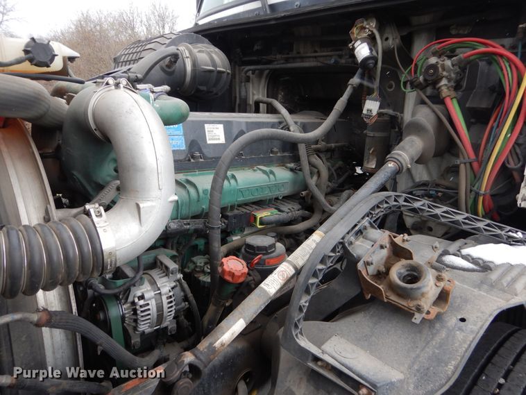 image for item FX9082 2009 Volvo VN  semi truck