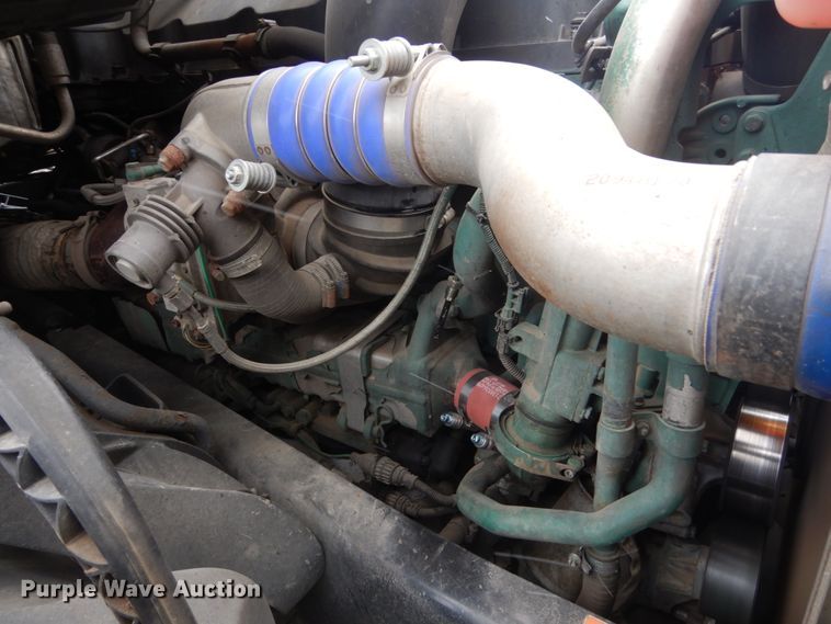 image for item FX9082 2009 Volvo VN  semi truck