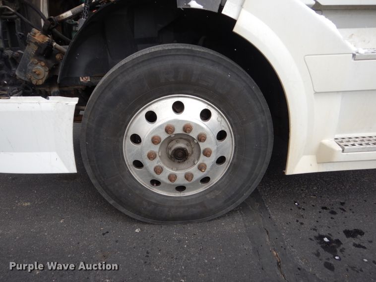 image for item FX9082 2009 Volvo VN  semi truck