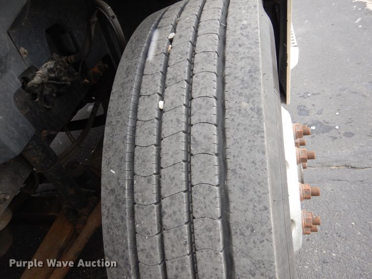 image for item FX9082 2009 Volvo VN  semi truck