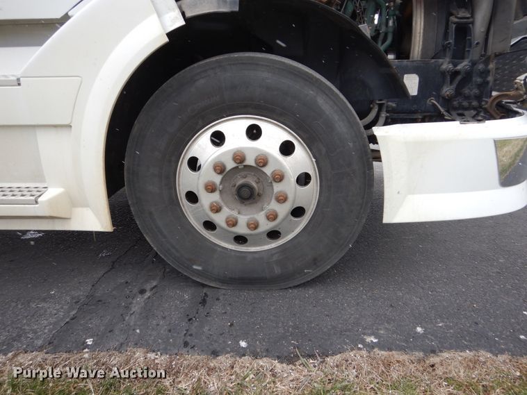 image for item FX9082 2009 Volvo VN  semi truck