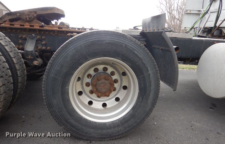 image for item FX9082 2009 Volvo VN  semi truck