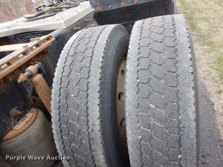 image for item FX9082 2009 Volvo VN  semi truck