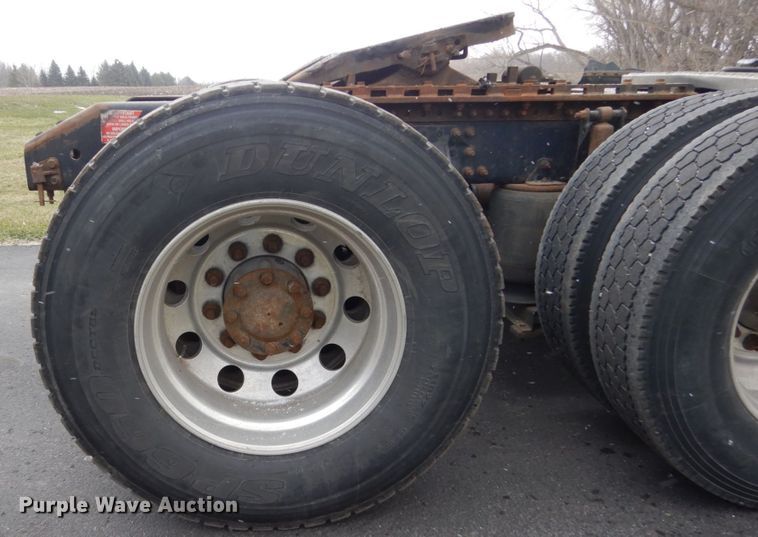 image for item FX9082 2009 Volvo VN  semi truck