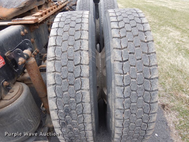 image for item FX9082 2009 Volvo VN  semi truck