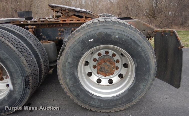 image for item FX9082 2009 Volvo VN  semi truck