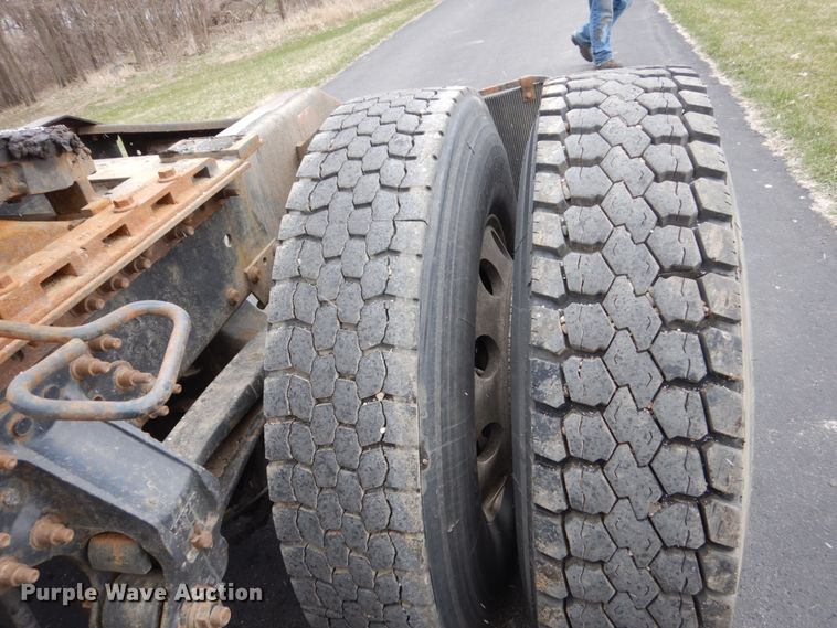 image for item FX9082 2009 Volvo VN  semi truck