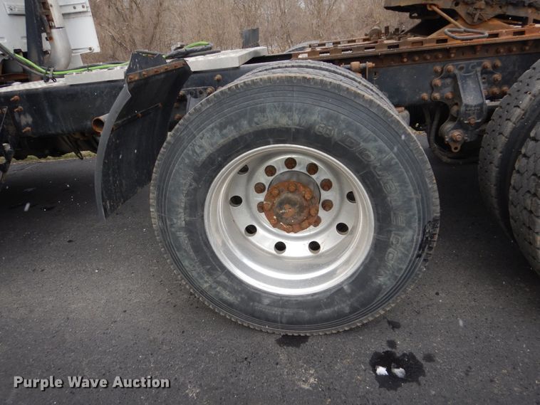 image for item FX9082 2009 Volvo VN  semi truck