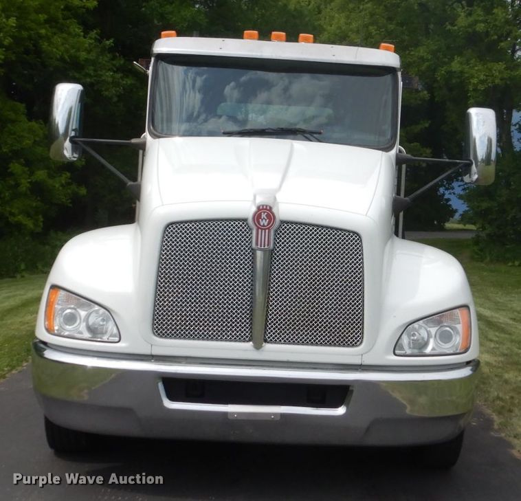 image for item FX9202 2016 Kenworth T370  rollback truck