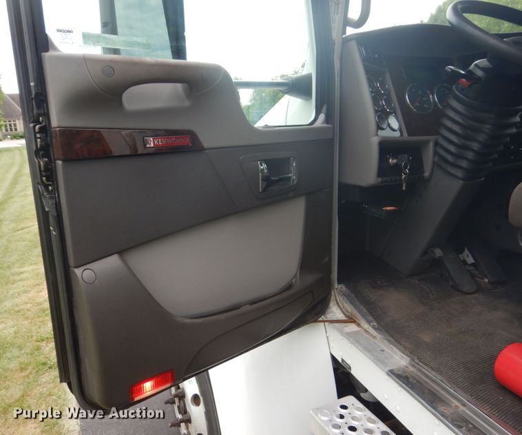 image for item FX9202 2016 Kenworth T370  rollback truck