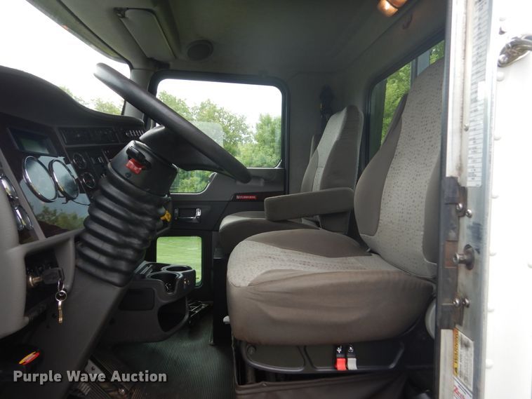 image for item FX9202 2016 Kenworth T370  rollback truck