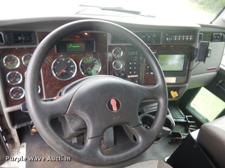 image for item FX9202 2016 Kenworth T370  rollback truck