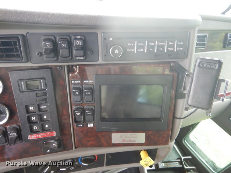 image for item FX9202 2016 Kenworth T370  rollback truck