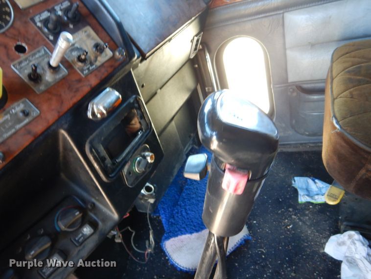 image for item GA9124 1997 Peterbilt 379  semi truck