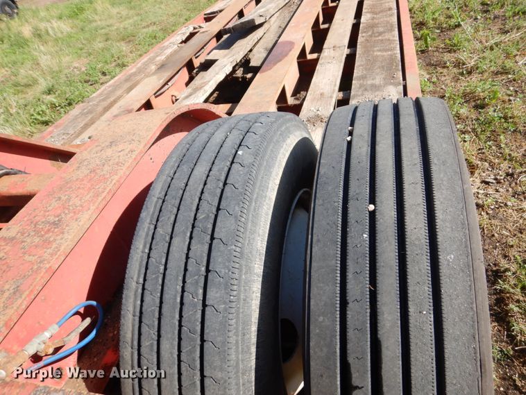 image for item GA9134 1996 Talbert TD41W-40-LRG-RA-1-11-EC22 low boy equipment trailer