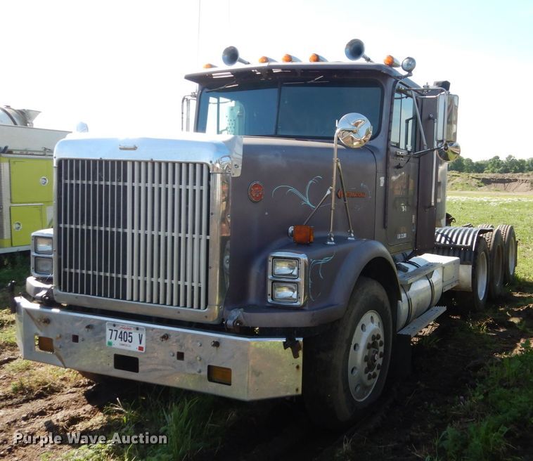 image for item GA9137 1990 International 9300  semi truck