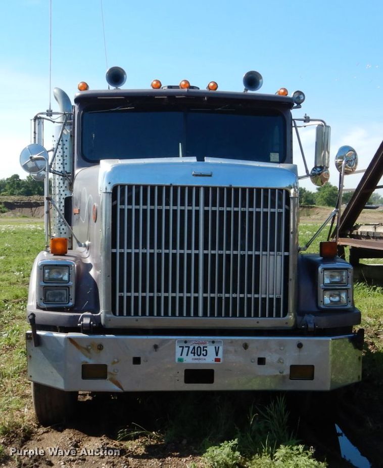 image for item GA9137 1990 International 9300  semi truck