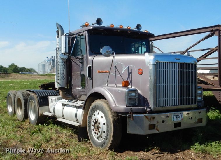 image for item GA9137 1990 International 9300  semi truck