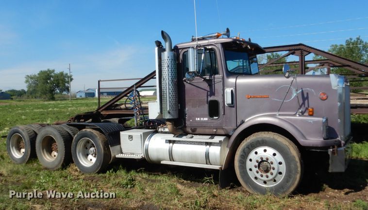 image for item GA9137 1990 International 9300  semi truck