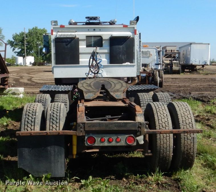 image for item GA9137 1990 International 9300  semi truck