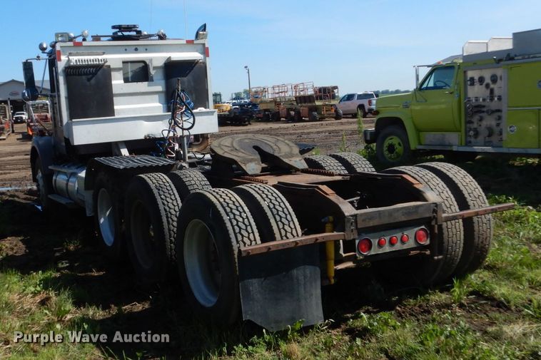 image for item GA9137 1990 International 9300  semi truck