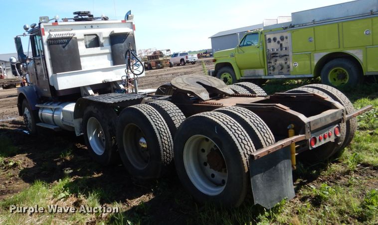 image for item GA9137 1990 International 9300  semi truck