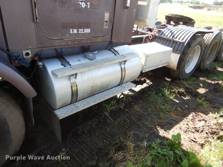 image for item GA9137 1990 International 9300  semi truck