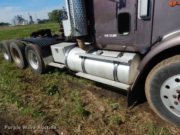 image for item GA9137 1990 International 9300  semi truck