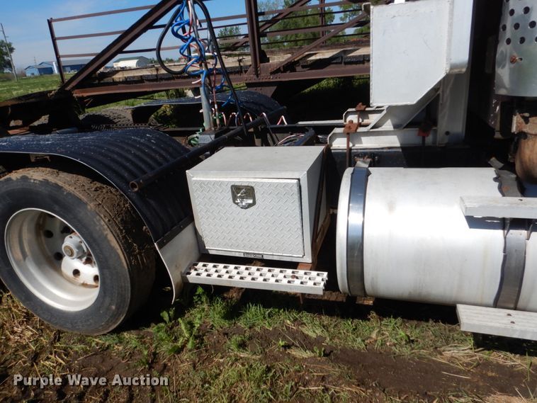 image for item GA9137 1990 International 9300  semi truck