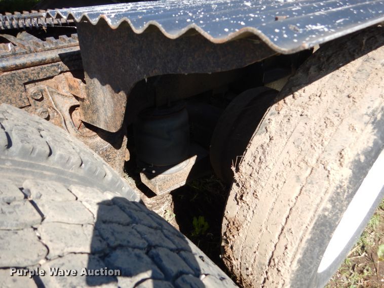 image for item GA9137 1990 International 9300  semi truck