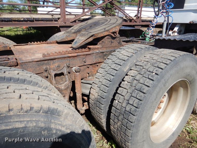 image for item GA9137 1990 International 9300  semi truck