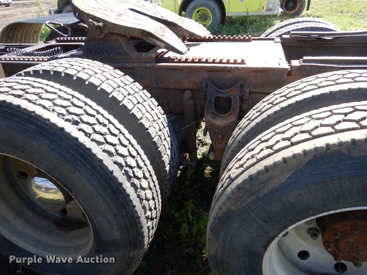 image for item GA9137 1990 International 9300  semi truck