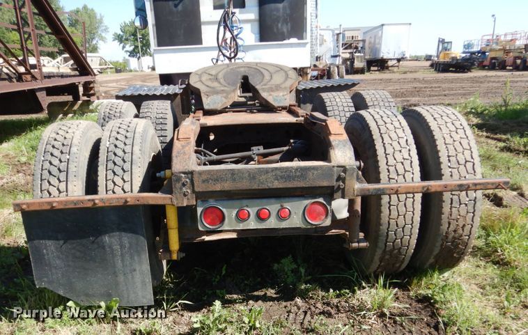 image for item GA9137 1990 International 9300  semi truck